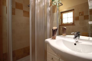 Shower, hair dryer, bidet - Beautiful private villa for 5 people with WIFI, patio, pets allowed and panoramic view (Pieve Tesino)