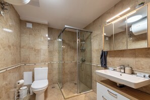 Dusche, Haartrockner, Handtücher, Seife