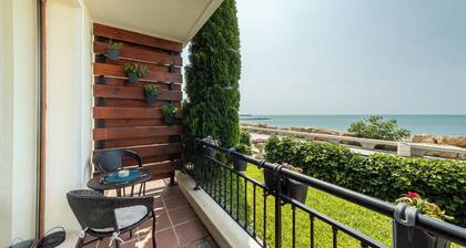 Holiday apartment with sea view. Next to the Botanical Garden and the Palace.