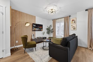 Smart TV, video games, foosball, books - Luxury Keswick Game House with PS5 & Pool Table (Edmonton)