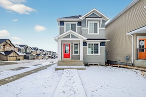 Exterior - Luxury Keswick Game House with PS5 & Pool Table (Edmonton)