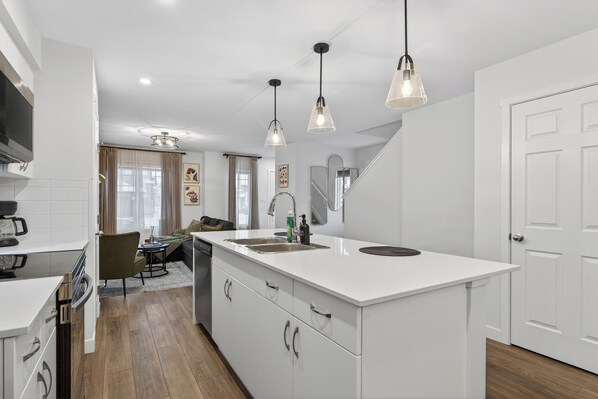 Fridge, microwave, oven, stovetop - Luxury Keswick Game House with PS5 & Pool Table (Edmonton)