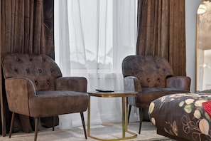 Desk, iron/ironing board, free WiFi, bed sheets - Luxury Keswick Game House with PS5 & Pool Table (Edmonton)