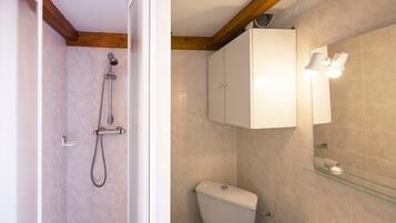 Een douche, handdoeken