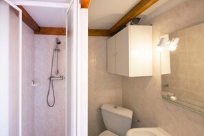 Shower, towels - Cozy Apartment Place Paoli – Mountain View, Heart of Corte (Corte)