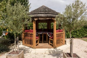 Outdoor dining - Gite Azur Toulouse Sud – Peaceful Retreat with Pool near Toulouse (Lherm)