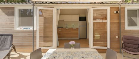 Deluxe Mobile Home | Cribs/infant beds, free WiFi, bed sheets