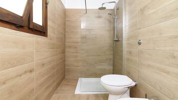 Bungalow | Bathroom | Shower, hair dryer, towels, toilet paper