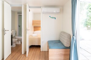 Deluxe Mobile Home | Cribs/infant beds, free WiFi, bed sheets