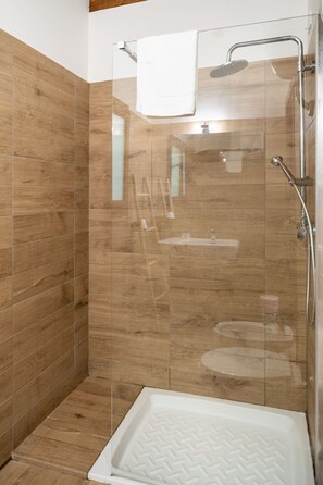Bungalow | Bathroom | Shower, hair dryer, towels, toilet paper
