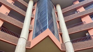Un edificio de varios pisos con una entrada destacada que dice "MIRAMAS 2".