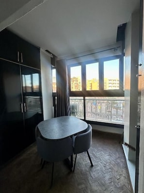 Comfort-stúdíóíbúð - borgarsýn | Verönd/útipallur