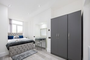Iron/ironing board, WiFi, bed sheets - Westpoint Luxury Apartment (Manchester)
