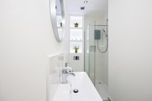 Hair dryer, towels, soap, toilet paper - Westpoint Luxury Apartment (Manchester)