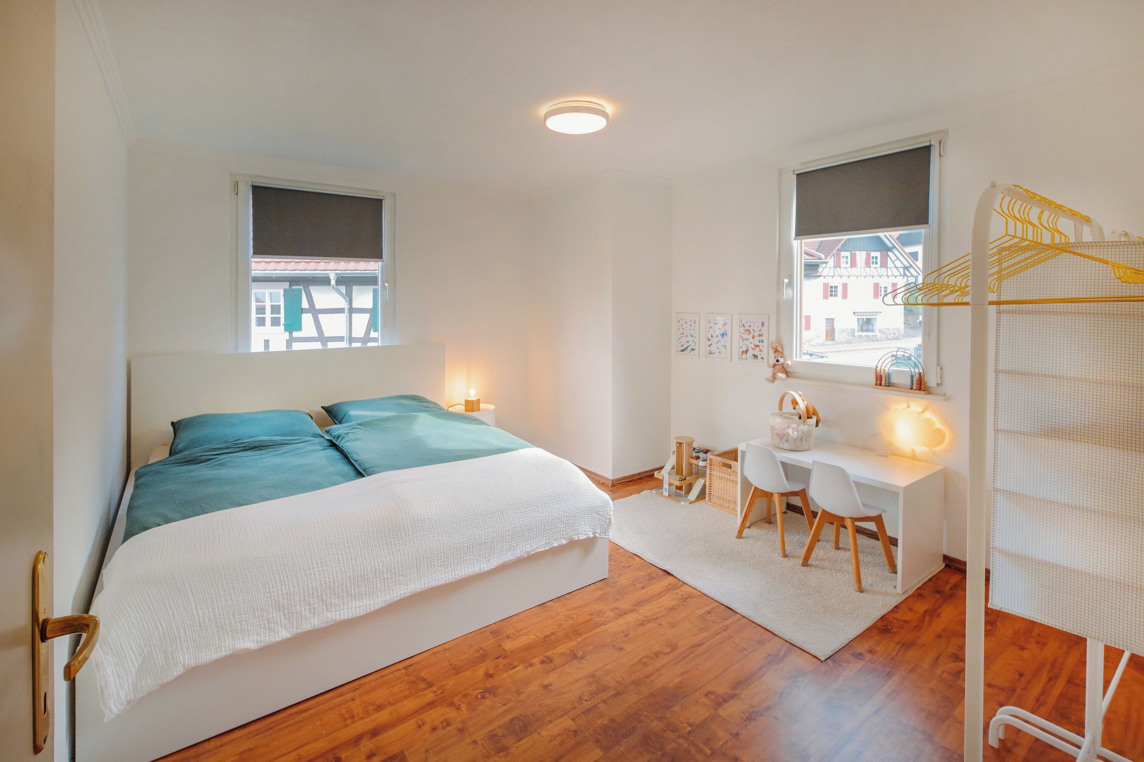 Travel crib, free WiFi, bed sheets