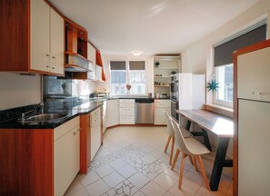 Een koelkast, een oven, een kookplaat, een vaatwasser