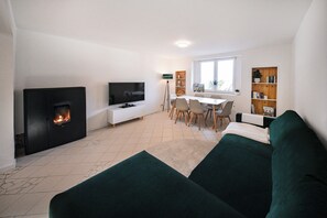 Televisie en een open haard