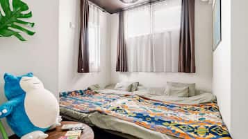 Een bureau, een strijkplank/strijkijzer, wifi, beddengoed