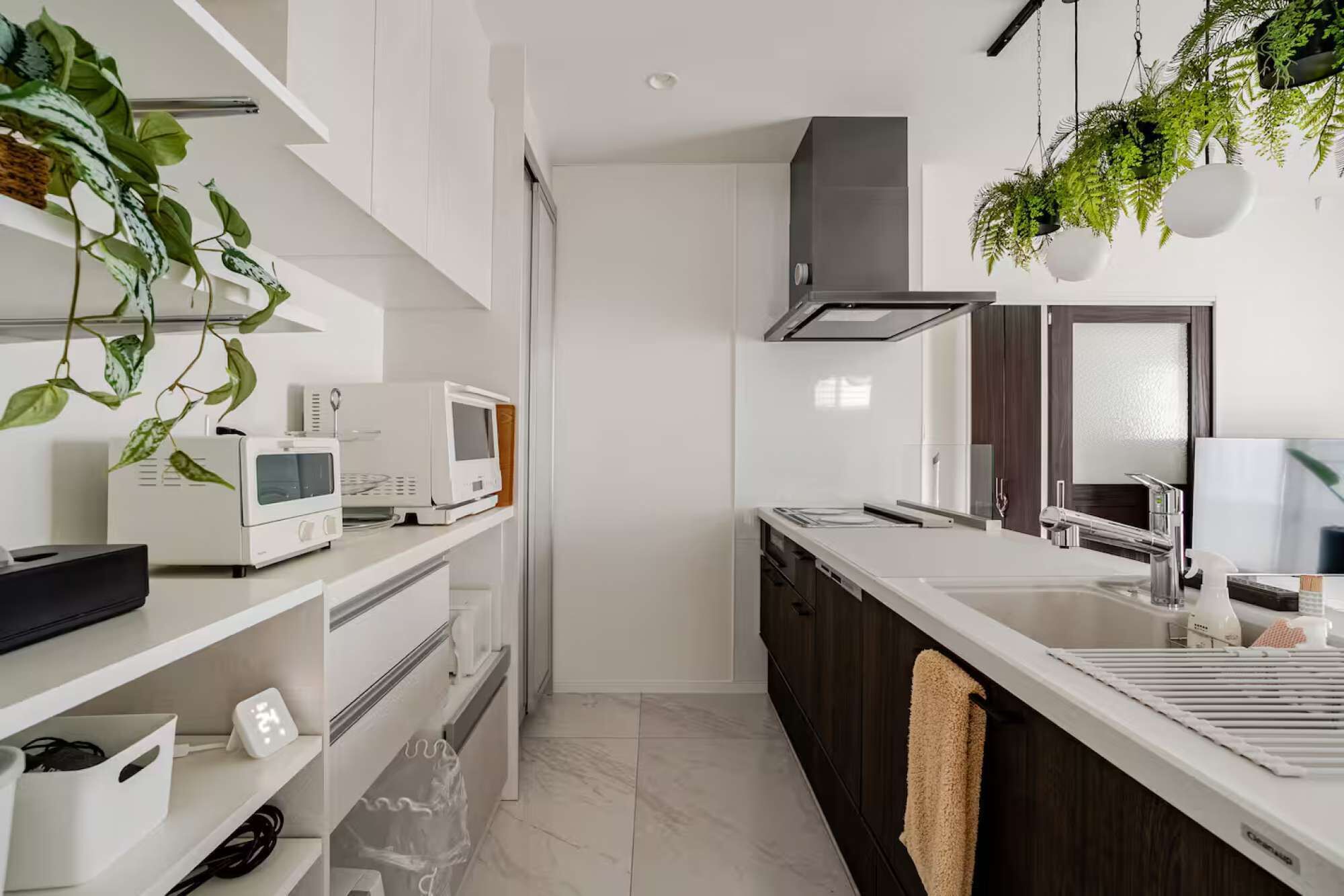 Jääkaappi, mikroaaltouuni, uuni, liesi