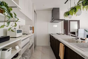 Jääkaappi, mikroaaltouuni, uuni, liesi