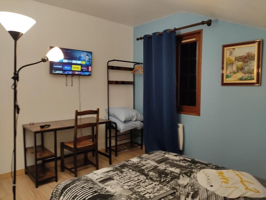 1 chambre, fer et planche à repasser, accès Internet, draps fournis