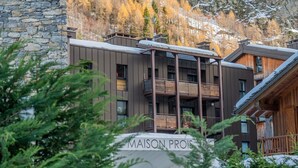 A modern building with a stone facade, balconies, and a sign that reads 'MAISON PROIS.' - MAISON GLENDA - Breathe in the alpine stillness (Courmayeur)