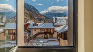 A mountain view with snow-covered buildings and a clear sky. - MAISON GLENDA - Breathe in the alpine stillness (Courmayeur)