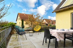 Outdoor dining - Holiday Home "Villa for 8 Guests – Porte du Ried" with Mountain View, Private Terrace & Wi-Fi (porte du ried)