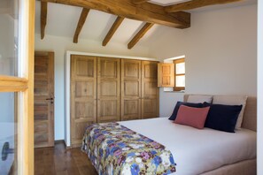 2 bedrooms, iron/ironing board, Internet, bed sheets - Sheepfold with panoramic view and private pool (Sotta)