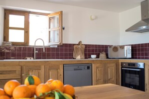 Private kitchen - Sheepfold with panoramic view and private pool (Sotta)