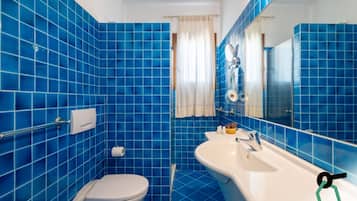 Habitación triple clásica, balcón | Baño | Regadera, secadora de cabello, bidet, toallas