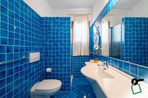 Habitación triple clásica, balcón | Baño | Ducha, secador de pelo, bidé y toallas