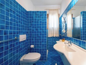 Habitación triple clásica, balcón | Baño | Ducha, secador de pelo, bidé y toallas