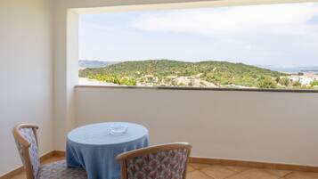 Classic Double Room, Balcony | Minibar, in-room safe, desk, bed sheets