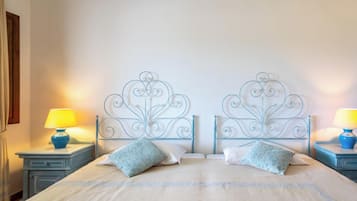 Klassieke driepersoonskamer, balkon | Een minibar, een kluis op de kamer, een bureau, beddengoed