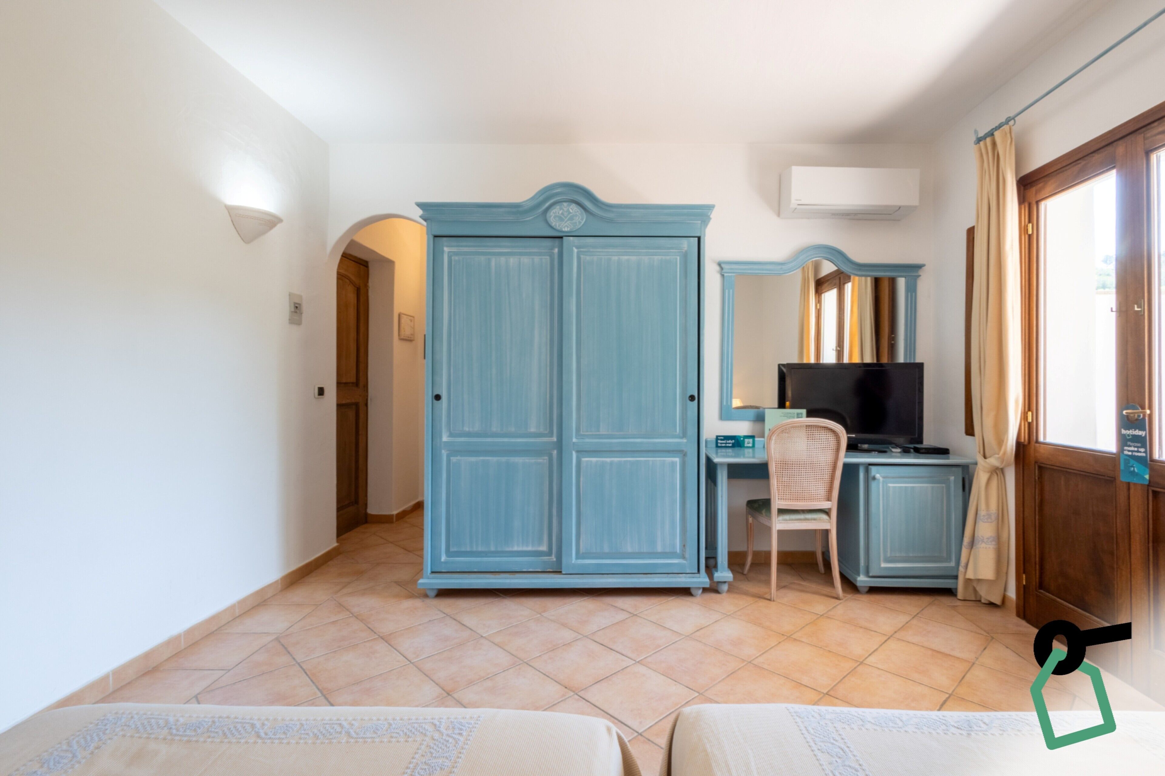 Habitación clásica doble, balcón | Minibar, caja fuerte, escritorio y ropa de cama