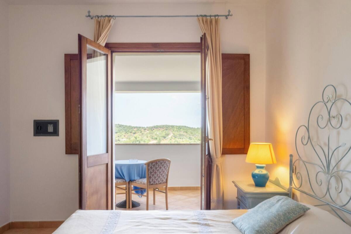 Habitación triple clásica, balcón | Minibar, caja fuerte, escritorio y ropa de cama