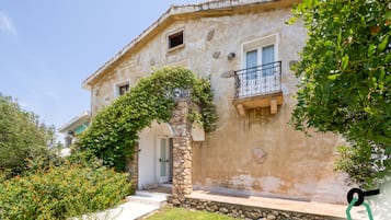 Vista frontal de la propiedad