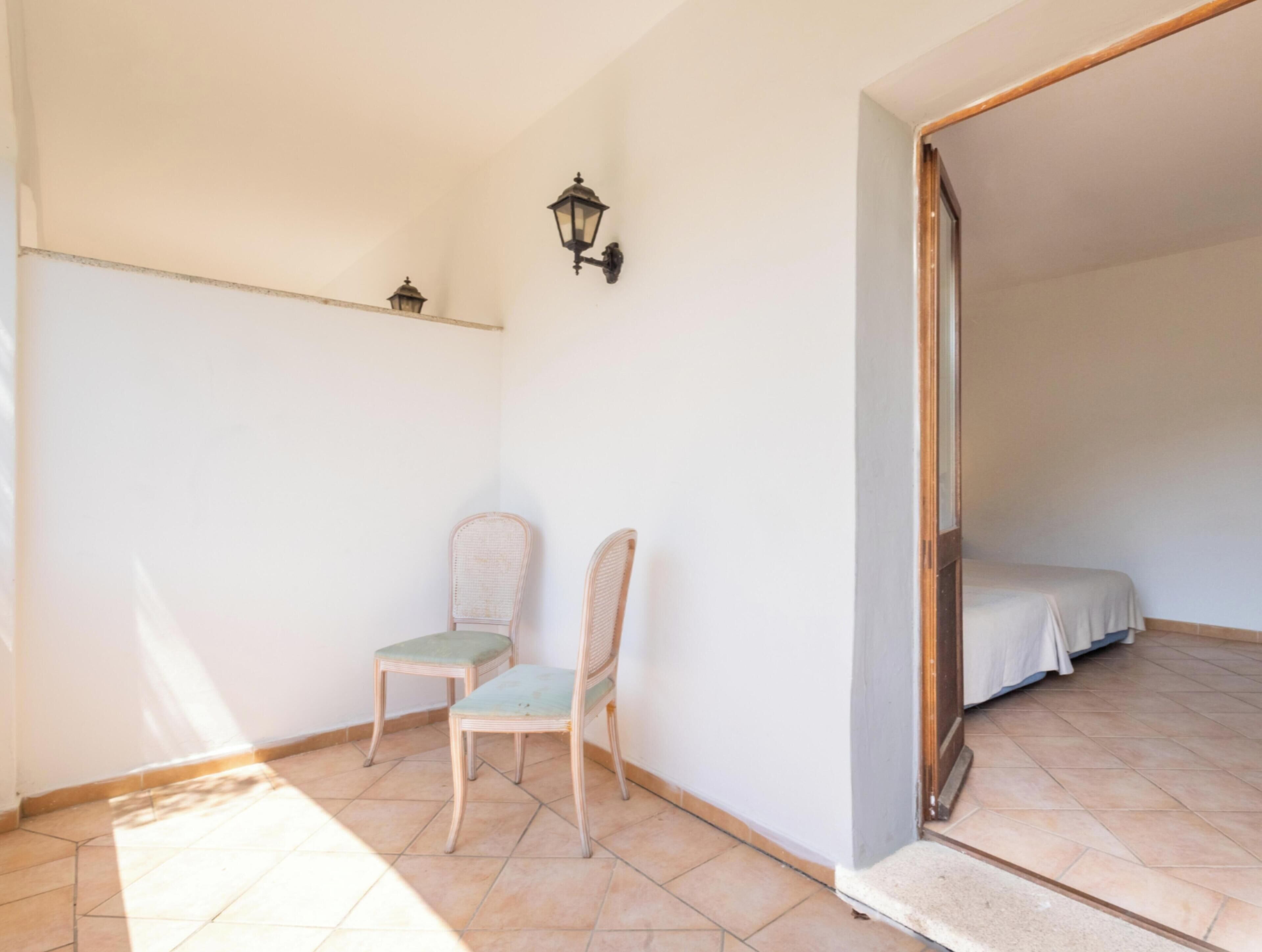 Habitación doble clásica, balcón | Minibar, caja de seguridad en la habitación, escritorio y ropa de cama 