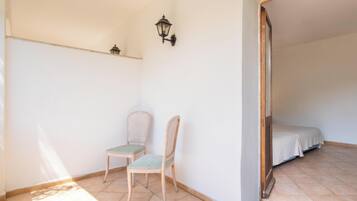 Habitación doble clásica, balcón | Minibar, caja de seguridad en la habitación, escritorio y ropa de cama