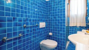 Quarto triplo clássico, sacada | Banheiro | Chuveiro, secador de cabelo, bidê, toalhas de banho