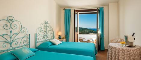 Classic Double Room, Balcony | Minibar, in-room safe, desk, bed sheets