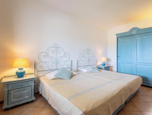 Habitació triple clàssica, balcó | Minibar, caixa forta a l'habitació, escriptori i roba de llit 