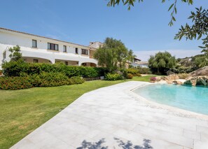 Una piscina al aire libre de temporada