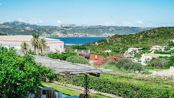 Habitación doble, vista al mar | Caja de seguridad en la habitación y escritorio