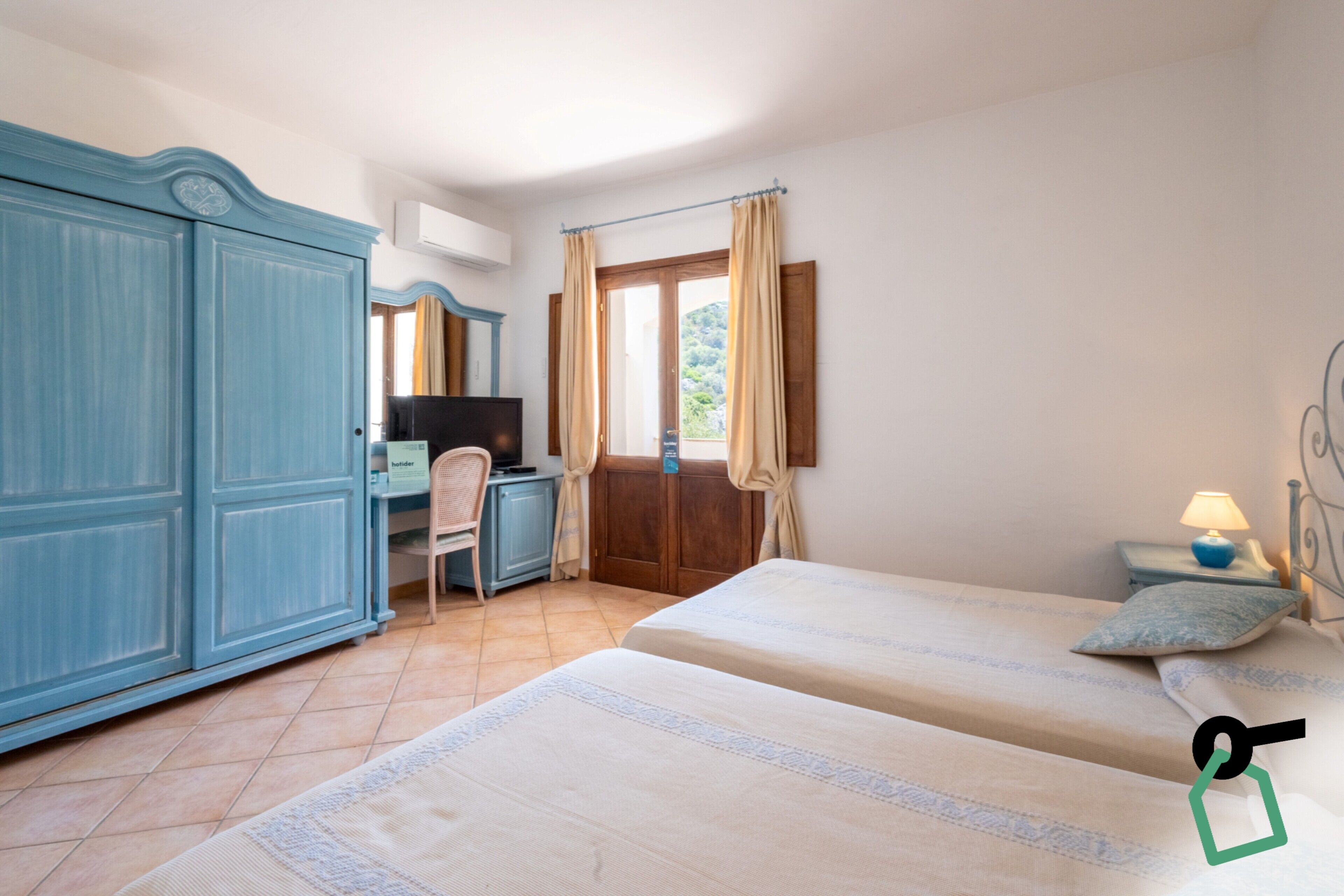 Habitació doble clàssica, balcó | Minibar, caixa forta a l'habitació, escriptori i roba de llit 