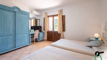Classic Double Room, Balcony | Minibar, in-room safe, desk, bed sheets