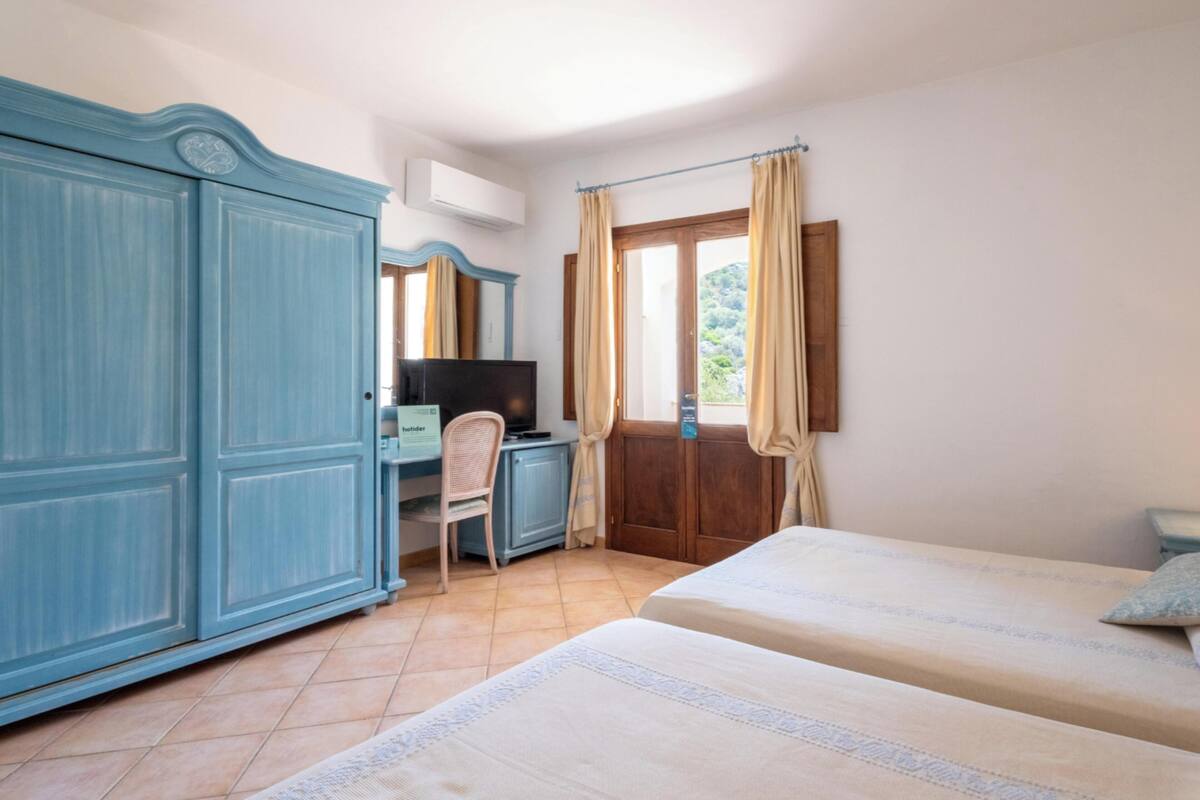 Habitación clásica doble, balcón | Minibar, caja fuerte, escritorio y ropa de cama