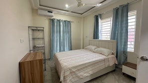 アパートメント バルコニー シティビュー | ノートパソコン用作業スペース、アイロン / アイロン台