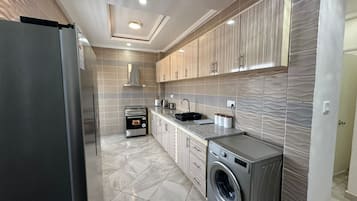 Appartement, balkon, uitzicht op de stad | Een laptopwerkplek, een strijkplank/strijkijzer